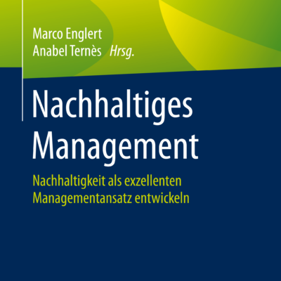 Cover von "Nachhaltiges Management" mit weißen Text auf dunkelbaluen Hintergrund. Im oberen bereich ist ein grüner Verlauf.